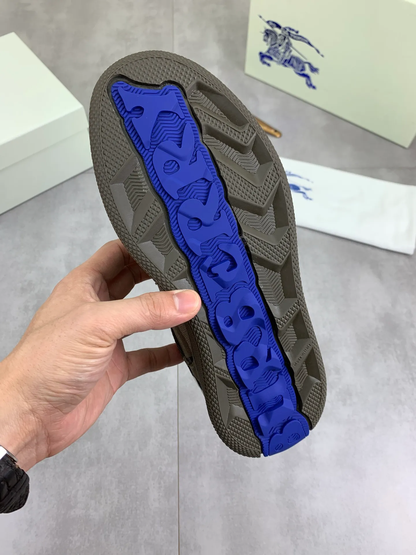 Factory price P580 [BURBERRY] Burberry - High-end quality original order - Upper: imported 🔝 original material - Inner: cowhide lining, feet; water-dyed cowhide - Outsole: ultra-light TPR rubber; two-color molded outsole - Super high quality control · Fine workmanship: highlighted (high-end, extravagance, grade) -Size: 38-46 (Male 38 46 can be customized) · Color: 5️⃣ colors available